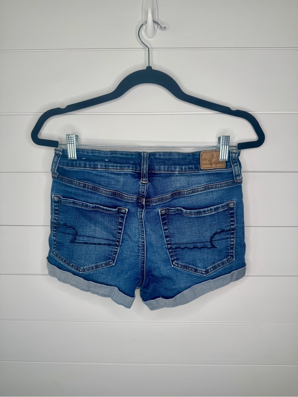 American Eagle Mid Rise Rolled Cuff Denim Jean Shorts Size 6 - Picture 2 of 4